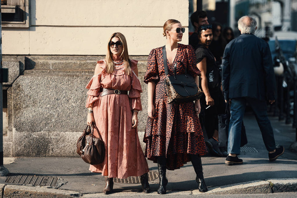 September 20, 2018: Milan, Italy -  Fashion influencers with stylish outfits - street style concept - MFWSS19 - Foto, Imagem