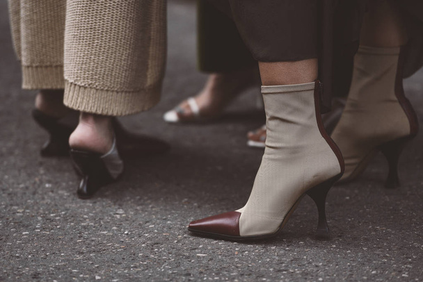September 22, 2018: Milan, Italy -  Fancy and fashionable shoes in detail during Milan Fashion Week - street style concept - MFWSS19 - Foto, Imagen
