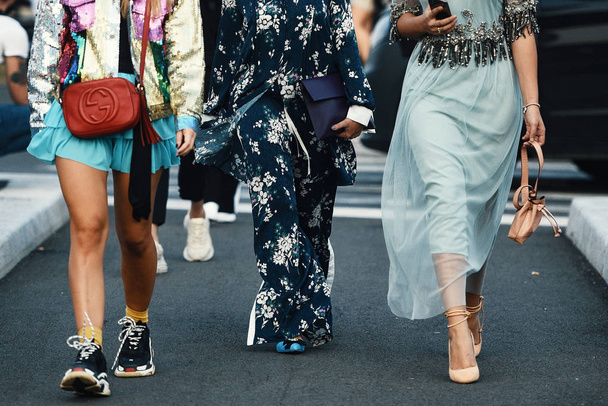 September 20, 2018: Milan, Italy - Street style outfits in detail during Milan Fashion Week  - MFWSS19 - Foto, immagini