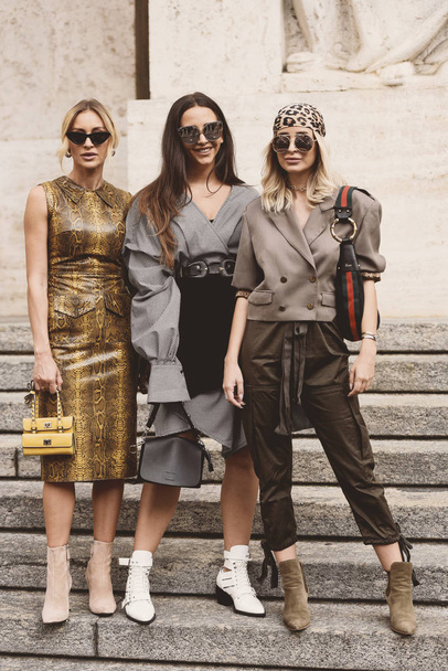 September 22, 2018: Milan, Italy -  Models, bloggers and influencers with fashionable and stylish looking during Milan Fashion Week - MFWSS19 - Foto, Imagem