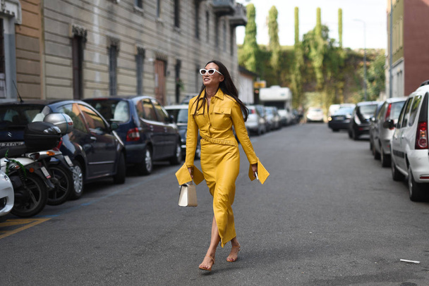 Milan, İtalya - 19 Eylül 2018: Sokak stili kıyafetler önce Jil Sander moda gösterisi sırasında Milan Fashion Week. - Fotoğraf, Görsel