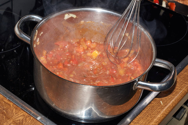 Tomaateista, sipuleista, paprikanuudeleista, valkosipulista ja juustosta valmistettu ratatouille
 - Valokuva, kuva