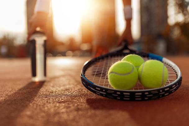Γήπεδο τένις με μπάλες του τένις ρακέτα. - Φωτογραφία, εικόνα