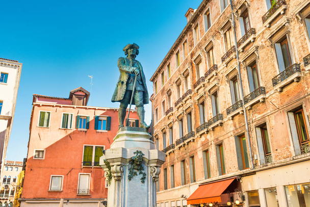 Памятник Карло Голдони на площади со старыми зданиями в Венеции, Италия
 - Фото, изображение