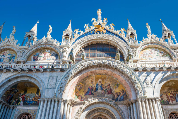 Cephe ataerkil Katedrali Basilica of Saint Mark mozaik ve heykeller ile süslü. Venedik, İtalya - Fotoğraf, Görsel