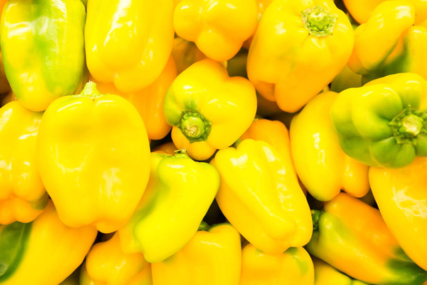 Kupie żółta słodka papryka na rynku warzyw. Może być używany jako tło żywności - Zdjęcie, obraz