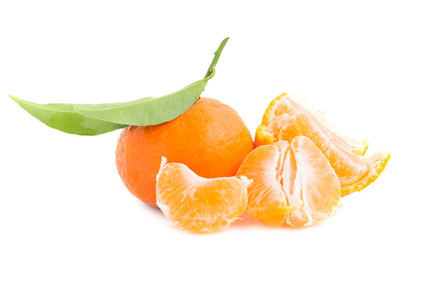 Orangefarbene Mandarinen mit grünen Blättern auf weißem Hintergrund - Foto, Bild