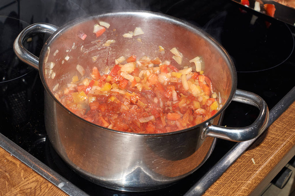 Ratatouille preparado a partir de tomates, cebolas, macarrão de páprica, alho e queijo
 - Foto, Imagem