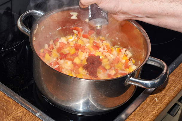 Ratatouille, bereid met tomaten, uien, paprika noedels, knoflook en kaas - Foto, afbeelding