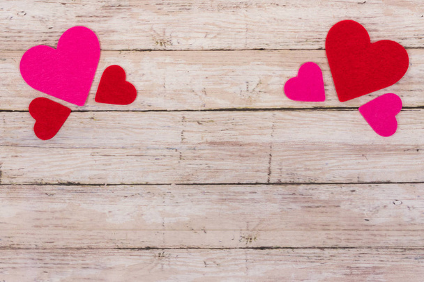 Fondo blanco de San Valentín con corazones rojos y rosados en las esquinas, espacio para copiar. Símbolo de amor, concepto de amor, vista superior, plano
 - Foto, Imagen