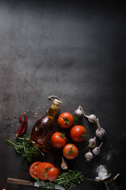 delish Olivenöl mit Chili im Inneren, frisch und würzig - Foto, Bild