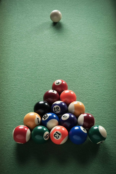 mesa de bilhar com material verde e bolas de bilhar
 - Foto, Imagem