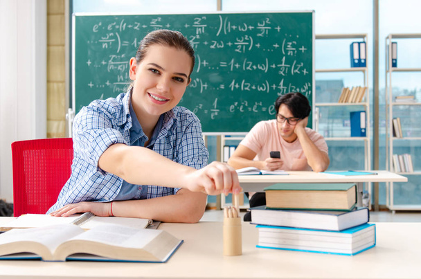 Mladí studenti s matematický zkoušku v učebně  - Fotografie, Obrázek