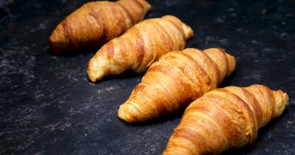 Croissants auf schwarzem Hintergrund - Filmmaterial, Video