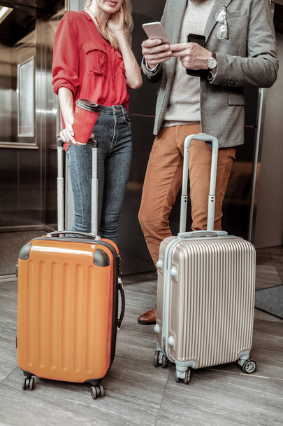 Moderne partners permanent samen in de buurt van hun bagage - Foto, afbeelding