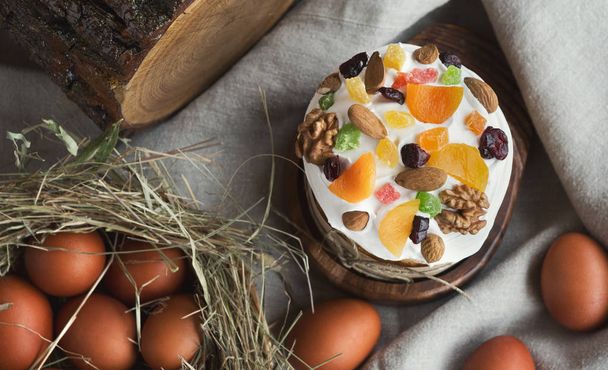 ドライ フルーツと卵イースター ケーキ トップ ビュー - 写真・画像