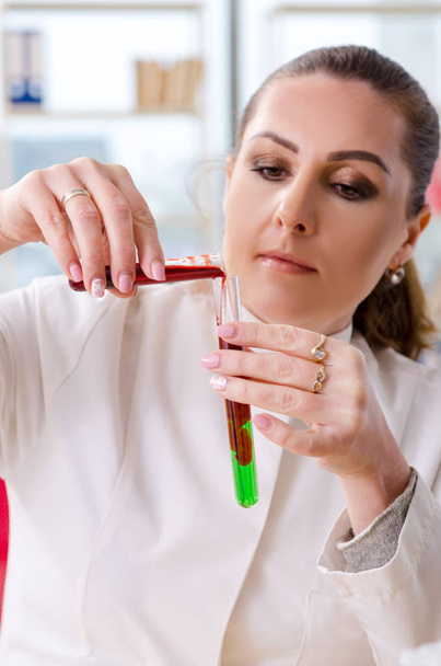 Vrouwelijke chemicus werken in medische laboratorium  - Foto, afbeelding