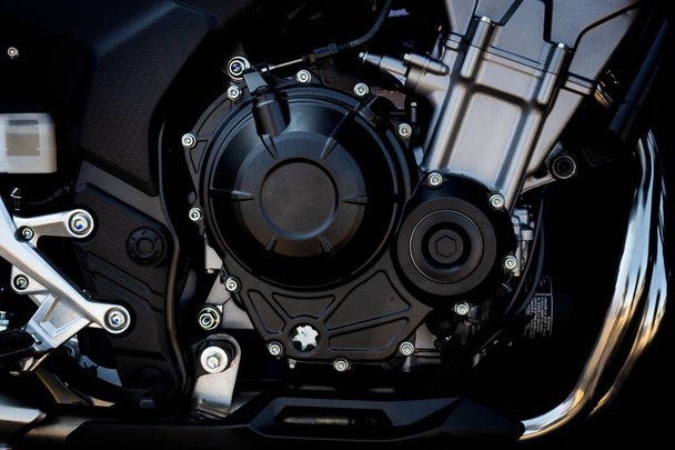 motor de motocicleta de primer plano con enfoque suave y sobre la luz en el fondo
 - Foto, Imagen