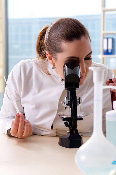 Chimiste féminine travaillant dans un laboratoire médical
  - Photo, image