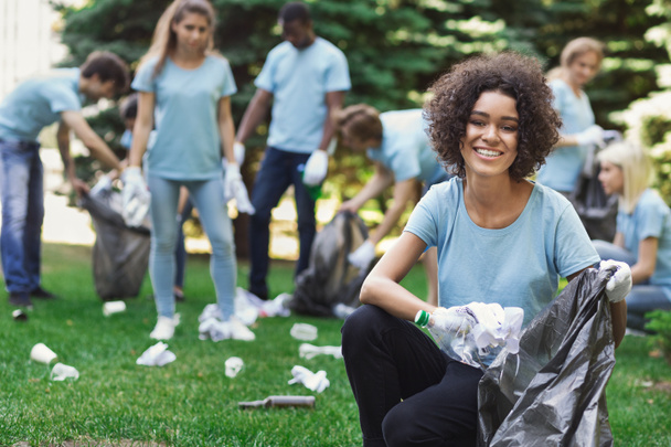 Grupa wolontariuszy z odpadkami worki sprzątanie parku - Zdjęcie, obraz