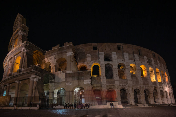 italien koluseum bei nacht colosseum rom italien bei nacht - Foto, Bild