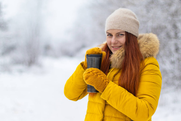 Linda chica disfrutando del café en un día de invierno
.  - Foto, Imagen