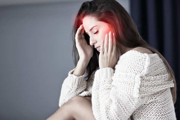 Volwassen vrouw lijden aan hoofdpijn thuis - Foto, afbeelding