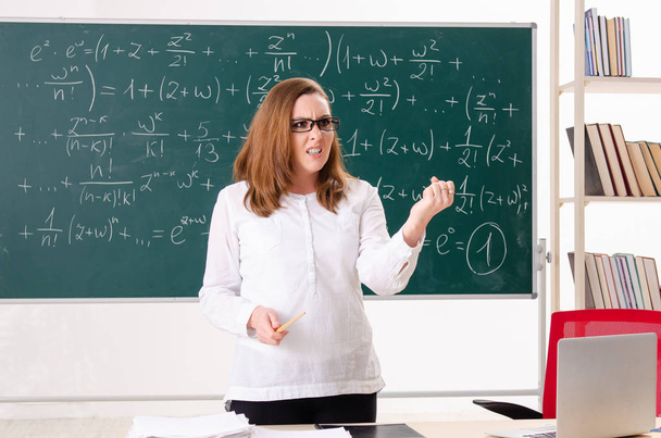 Naispuolinen matematiikan opettaja luokassa
  - Valokuva, kuva