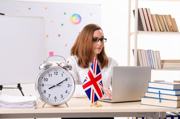 Insegnante di lingua inglese femminile nel concetto di gestione del tempo
  - Foto, immagini