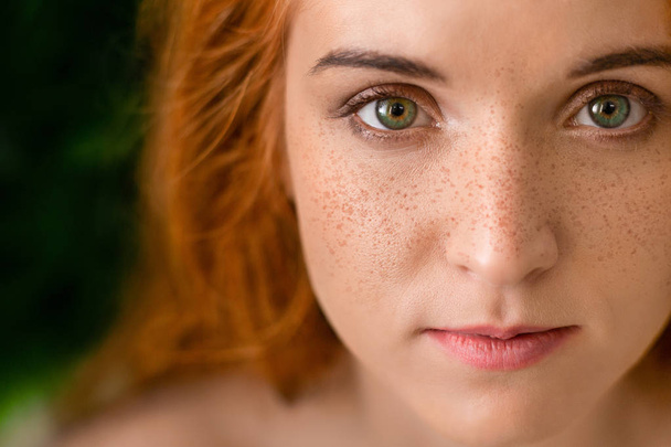 Linda jovem sardenta senhora de olhos verdes com cabelo vermelho
 - Foto, Imagem
