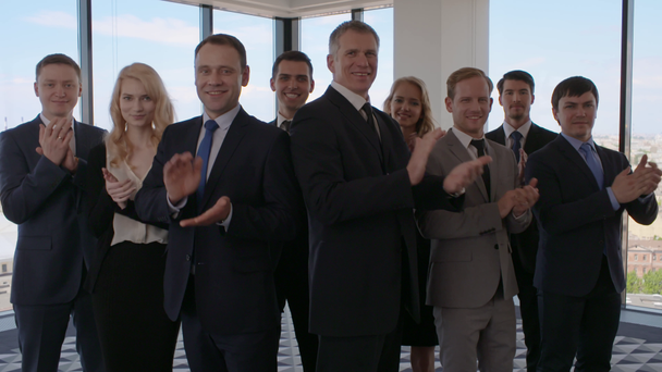 Portret van een succesvol bedrijf medewerkers team handen klappen en glimlachen - Video