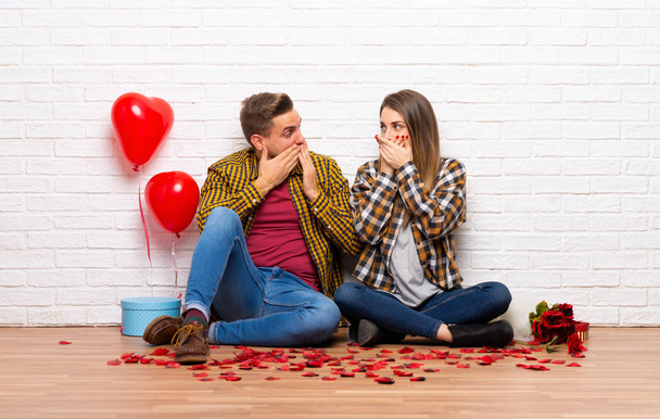 Para w Walentynki w pomieszczeniu obejmujące usta rękami - Zdjęcie, obraz