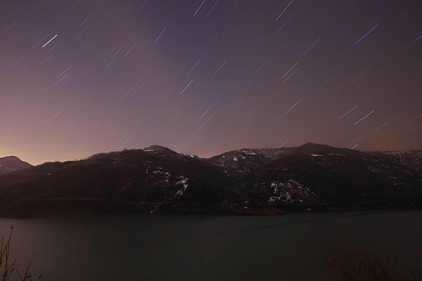 Lluvia de meteoritos y estrellas
 - Foto, Imagen