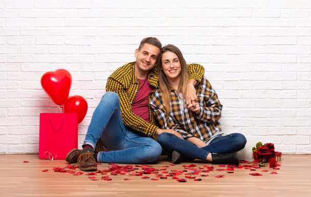 Paar am Valentinstag beim Umarmen im Haus - Foto, Bild