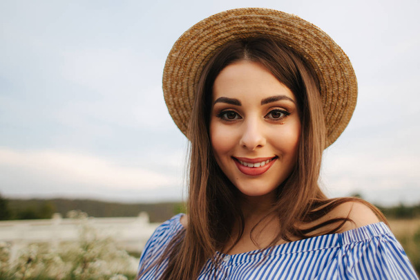 Closeup portrait of beautiful woman with knitter hat. Smile - Foto, Bild