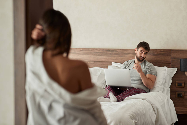 чувственная романтическая женщина соблазняет своего парня в спальне
 - Фото, изображение