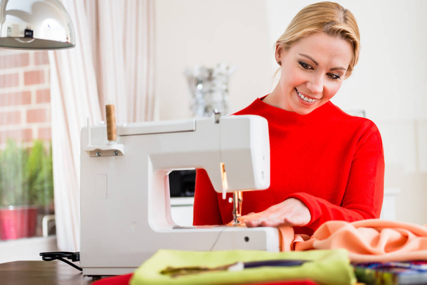 Woman sewing clothes - Fotoğraf, Görsel