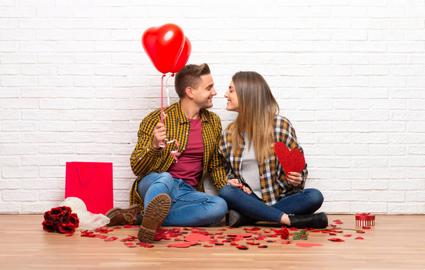 Pár v valentine den v interiéru drží symbol srdce a balóny - Fotografie, Obrázek