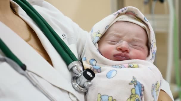 Zwangerschaps huis concept. Een net geboren baby op handen van de arts. 2-uurs babymeisje is in slaap. Nieuw concept van het leven. Gezond kind thema. 4k - Video