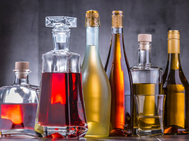 Skład z karafką i butelkami różnych napojów alkoholowych. - Zdjęcie, obraz