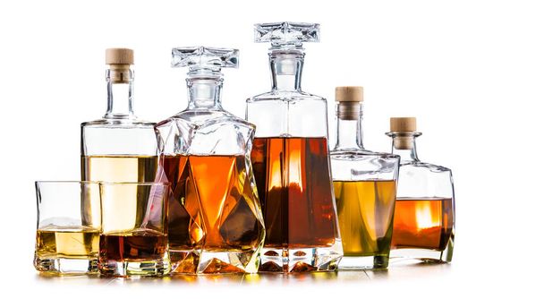 Composición con jarra y botellas de bebidas alcohólicas variadas
. - Foto, Imagen