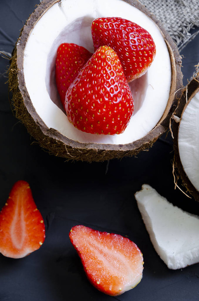 delicate dessert with cream, powdered sugar and berries in coconut - Foto, Bild