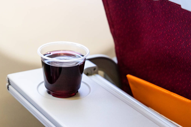 Konzumují příliš mnoho červeného vína nebo alkohol nápojů během letu způsobuje dehydrataci při létání - Fotografie, Obrázek