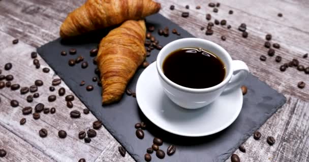 Un sabroso café de la mañana servido con dos croissants
 - Imágenes, Vídeo