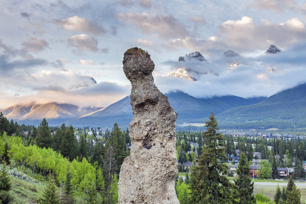 Formaciones rocosas en Canmore - Parque Nacional Banff en Canadá. Canmore, Alberta, Canadá
. - Foto, imagen