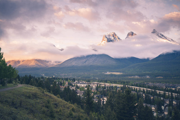 The Three Sisters in Banff National Park (en inglés). Canmore, Alberta, Canadá
. - Foto, imagen