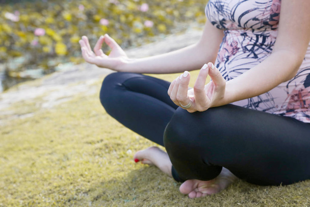 Femme enceinte pratiquant le yoga dans le parc
 - Photo, image