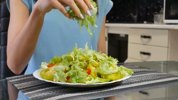 Close-up van vrouwelijke handen koken van groenten Salade in de keuken - Video