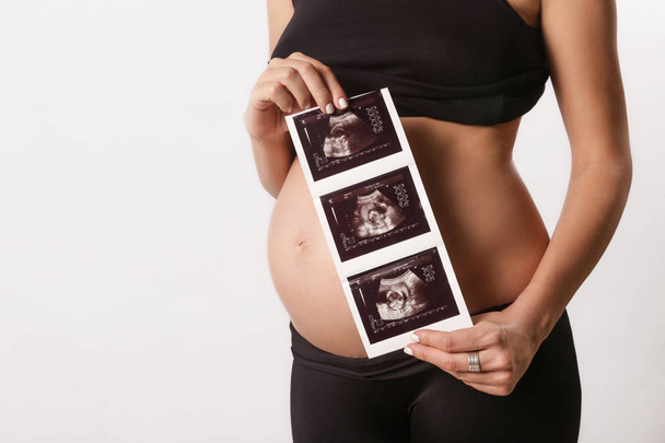 Mulher grávida segurando ultra-som
 - Foto, Imagem