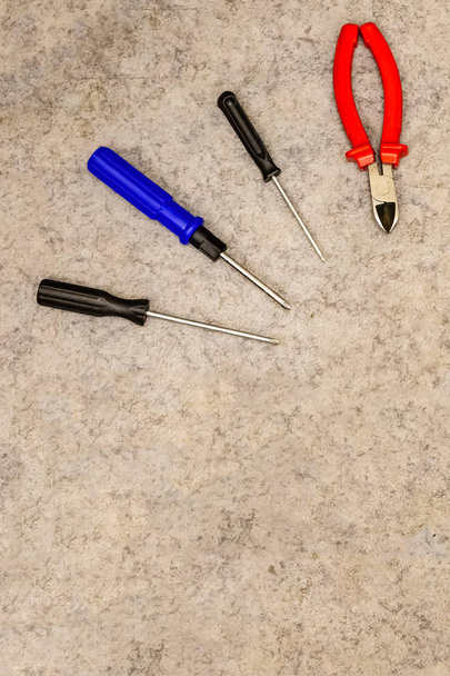 fondo abstracto herramientas de trabajo industriales par de cortadores destornillador negro azul
 - Foto, imagen